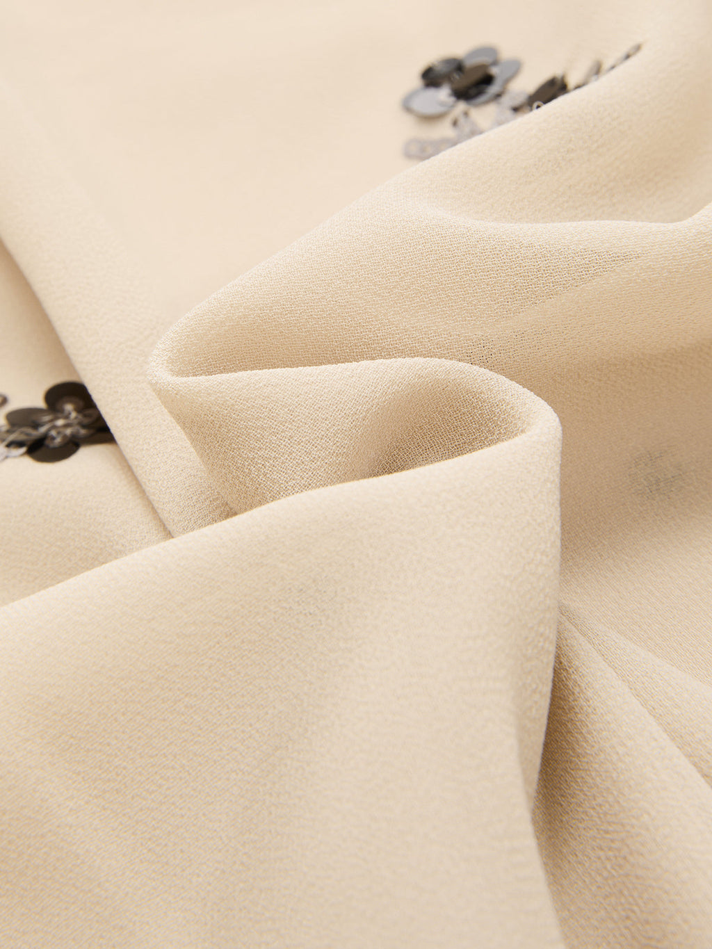 Paillettenbluse mit Blumenmuster, Stehkragen und gesmokter Taille