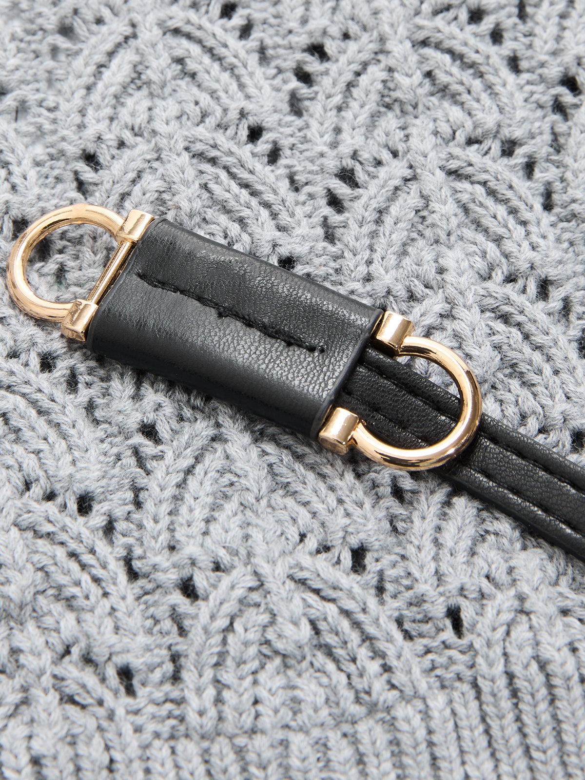 Strickoberteil mit Wellensaum und Gürtel