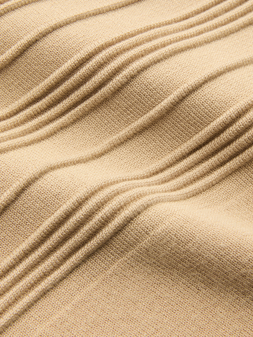 Schulterfreies Strickkleid mit geraffter Taille