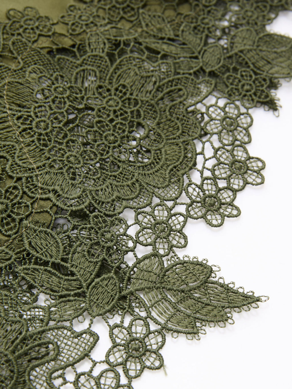 Robe Courte Sans Manches Froncée à Ourlet en Dentelle et Satin