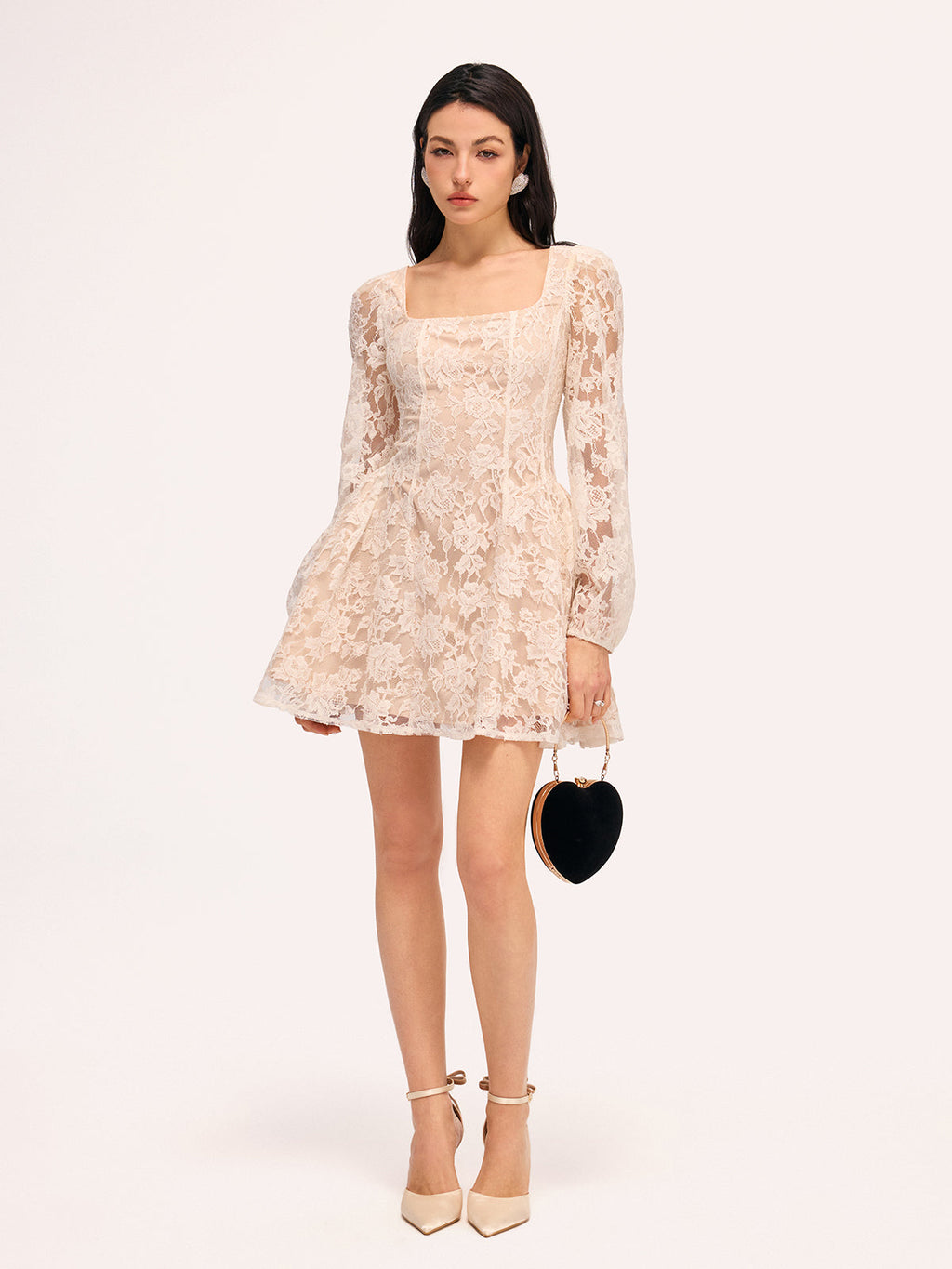 Robe Courte Semi-Transparente en Dentelle Florale à Col Carré