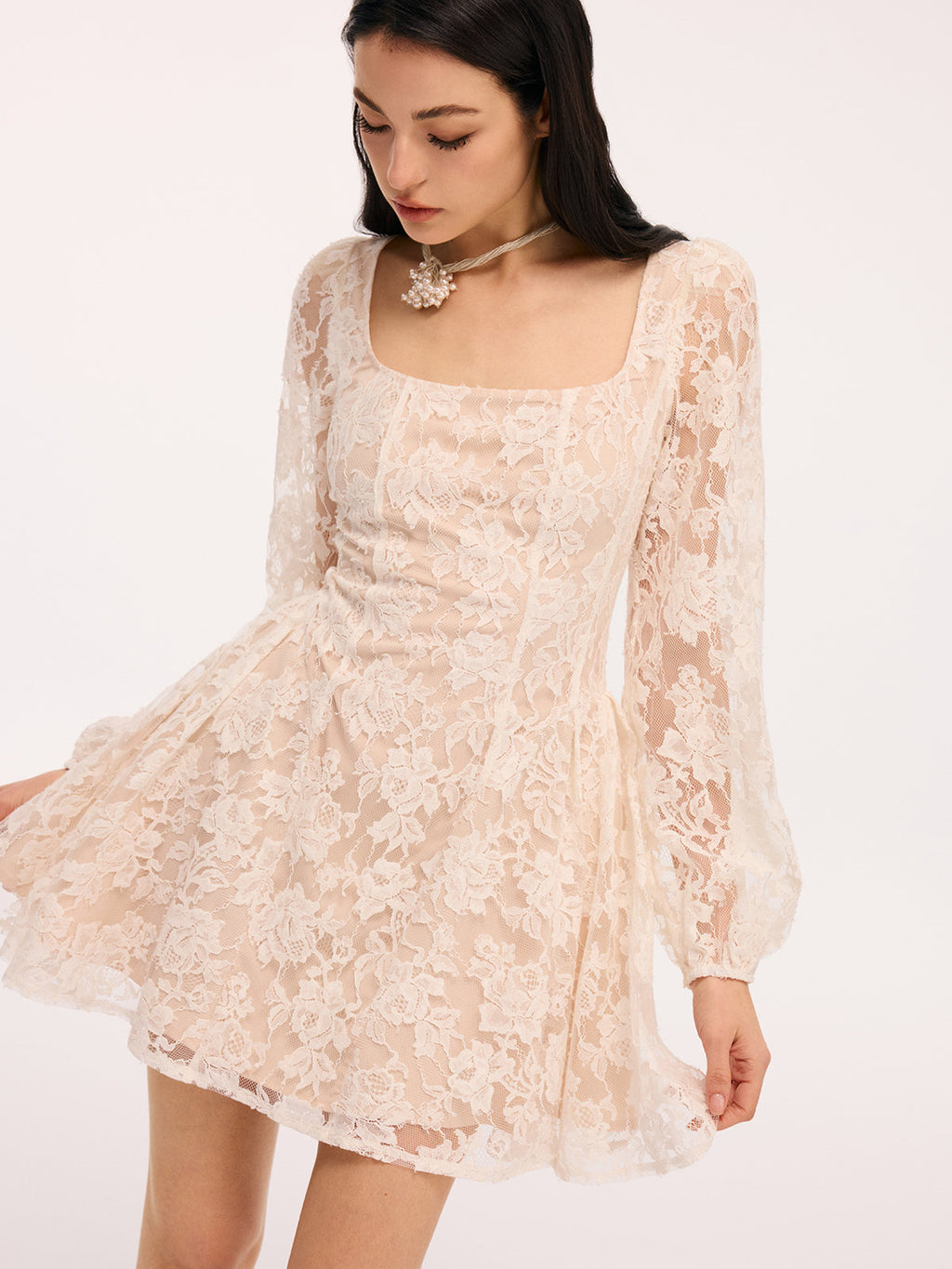 Robe Courte Semi-Transparente en Dentelle Florale à Col Carré