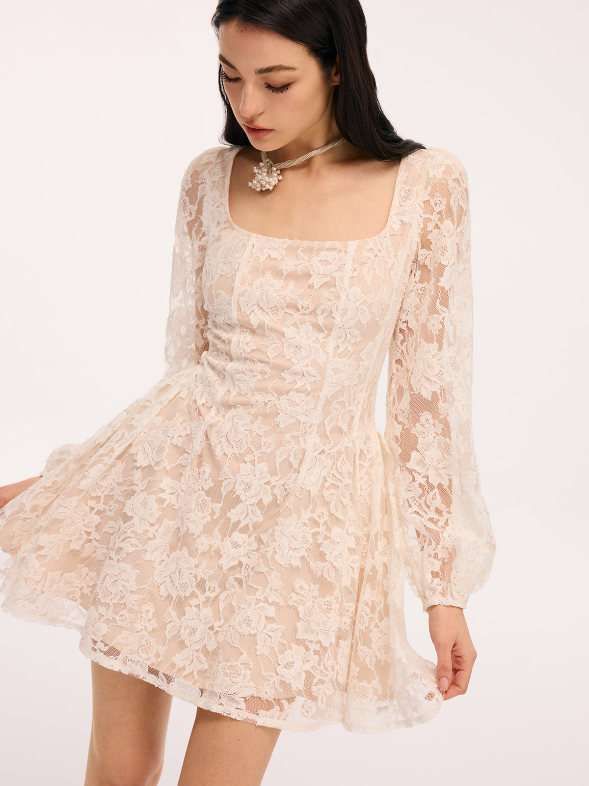 Semi-transparente florale Spitzen-Minikleid mit eckigem Ausschnitt