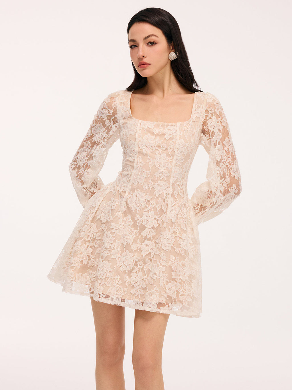 Robe Courte Semi-Transparente en Dentelle Florale à Col Carré