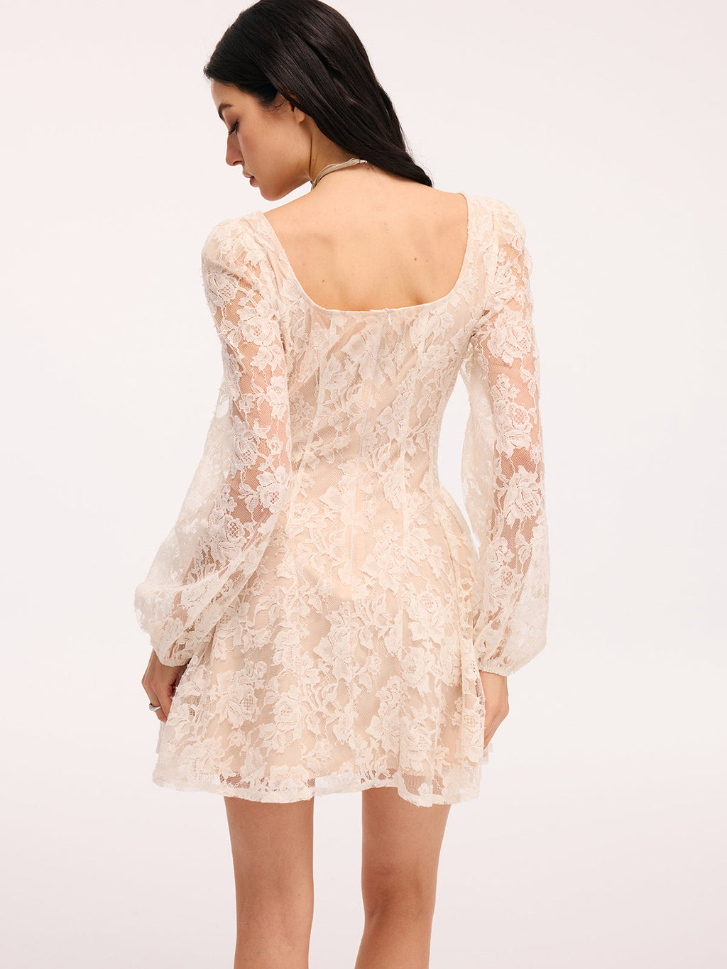 Robe Courte Semi-Transparente en Dentelle Florale à Col Carré