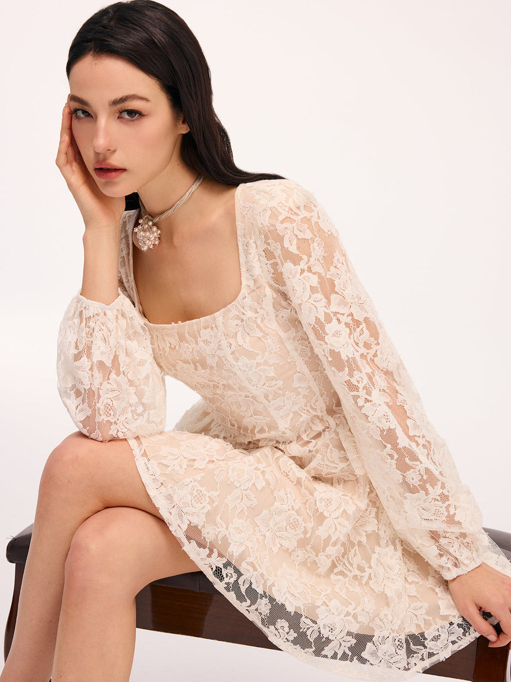 Robe Courte Semi-Transparente en Dentelle Florale à Col Carré