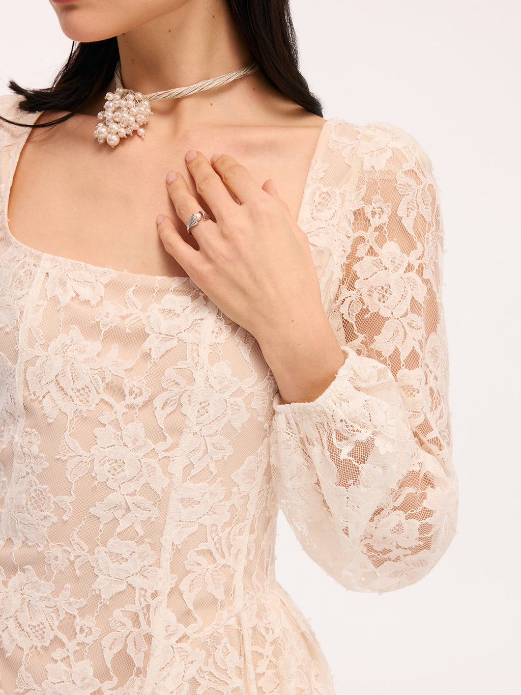 Robe Courte Semi-Transparente en Dentelle Florale à Col Carré
