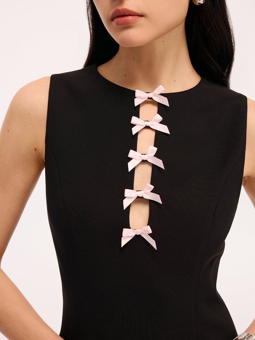 Mini-robe sans manches découpée à nœud