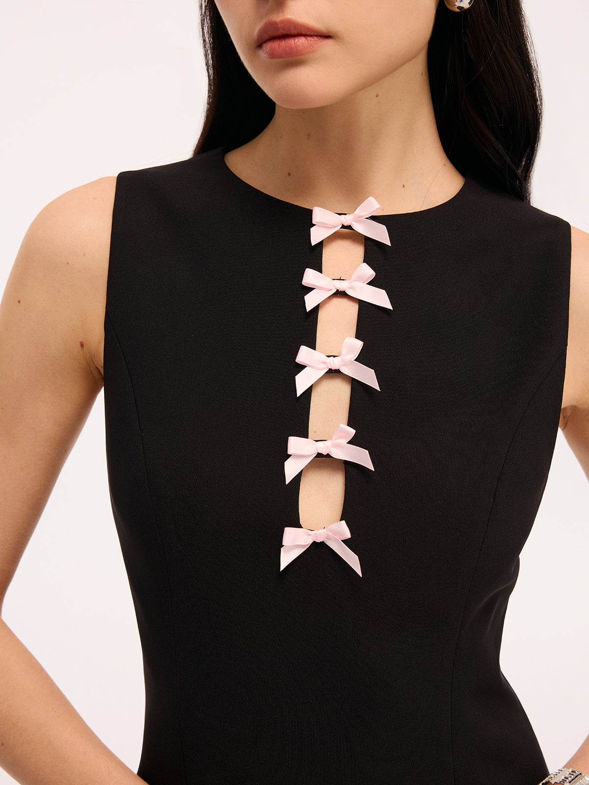 Mini-robe sans manches découpée à nœud