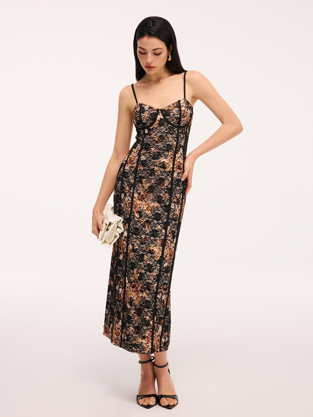 Robe longue à fines bretelles en dentelle florale