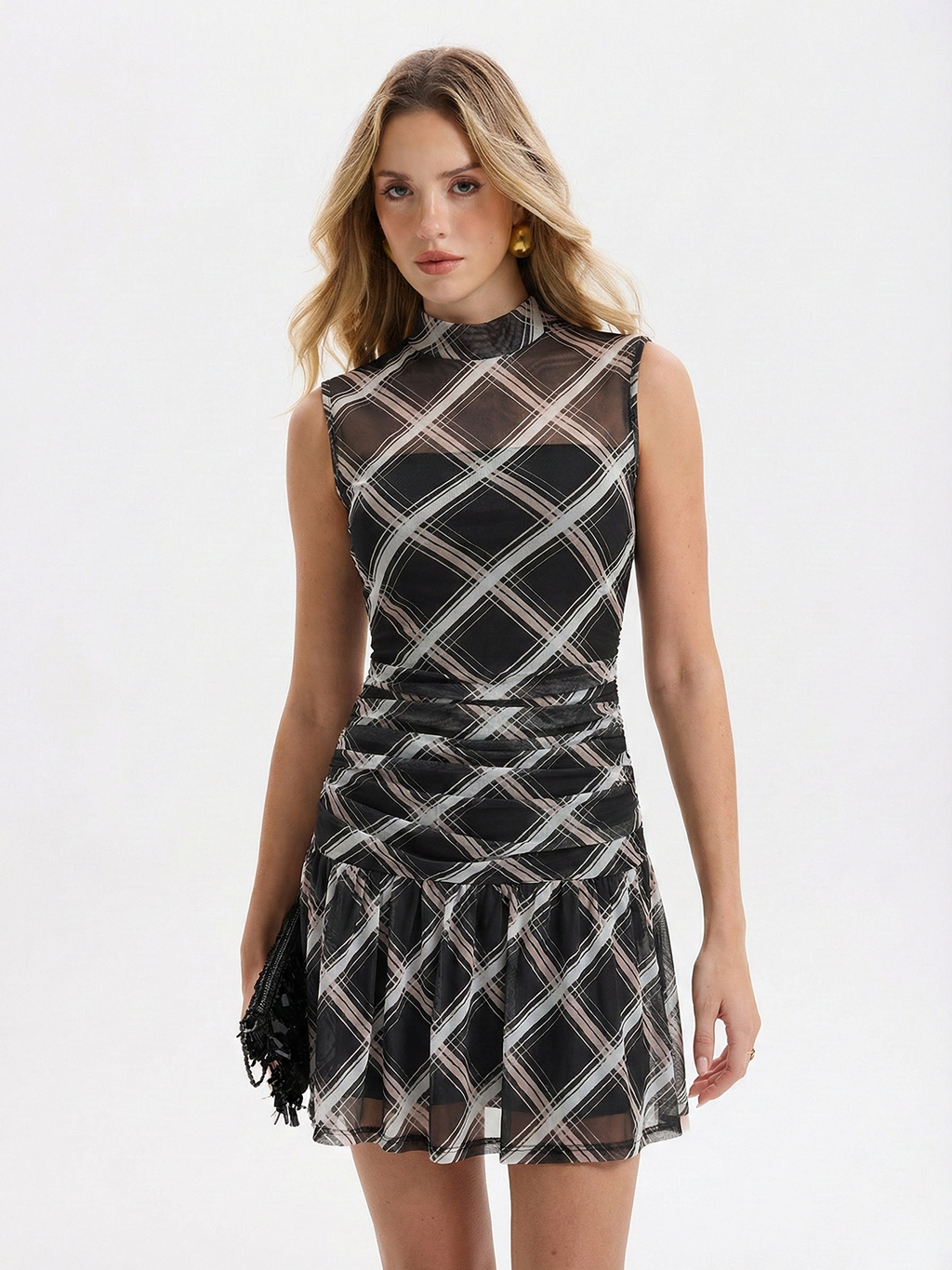 Kurzes, transparentes Mini-Kleid mit Rüschen, Stehkragen und Karomuster