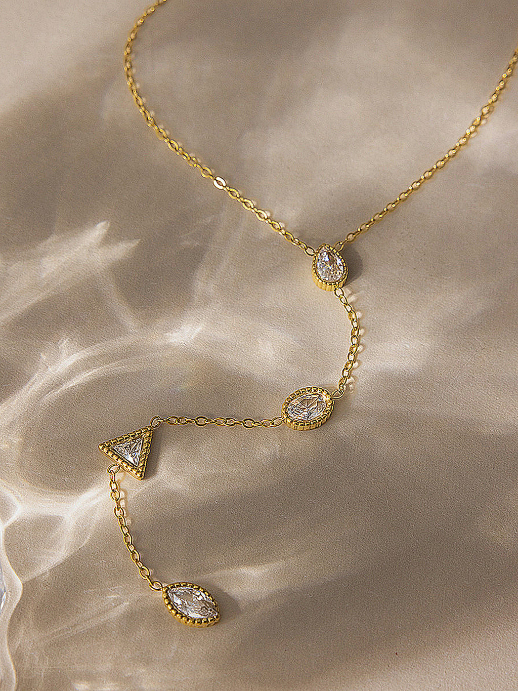Collier géométrique en zircon en Y