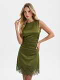 Robe Courte Sans Manches Froncée à Ourlet en Dentelle et Satin
