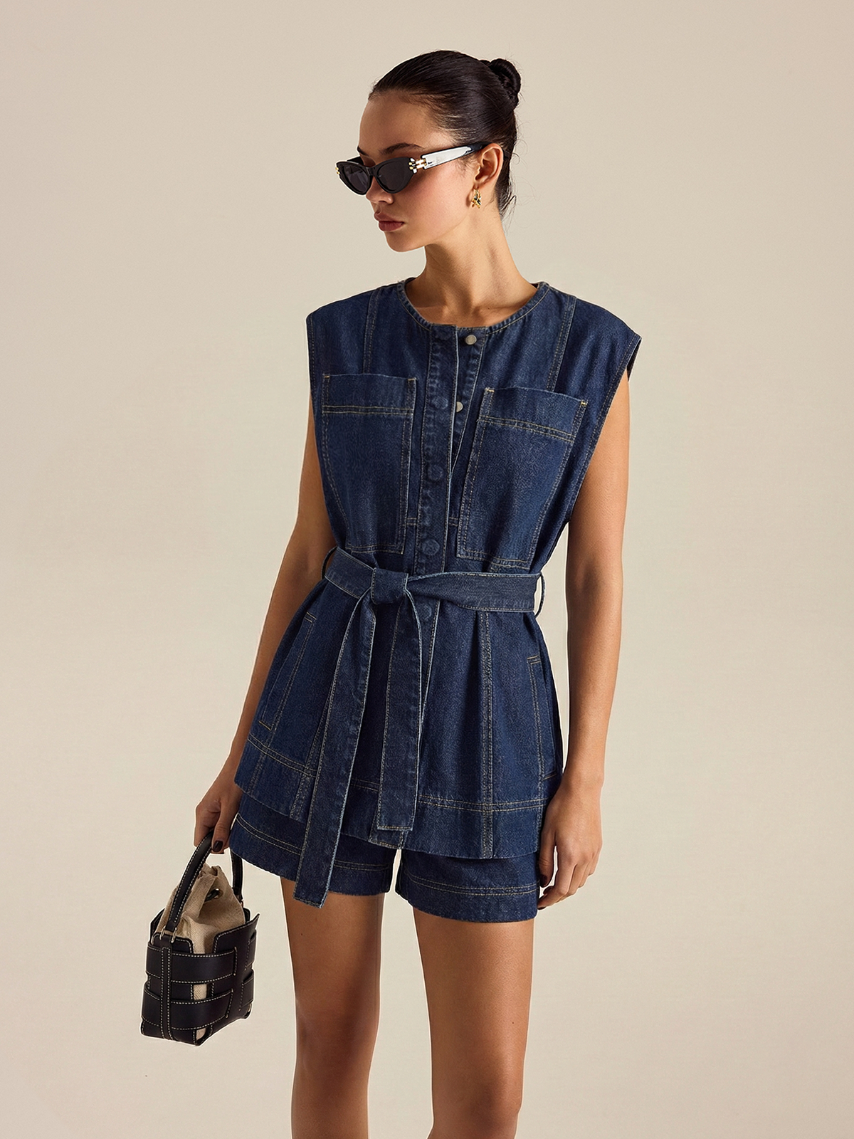 Gürtel-Jeans-Set: Ärmellose Weste & Shorts