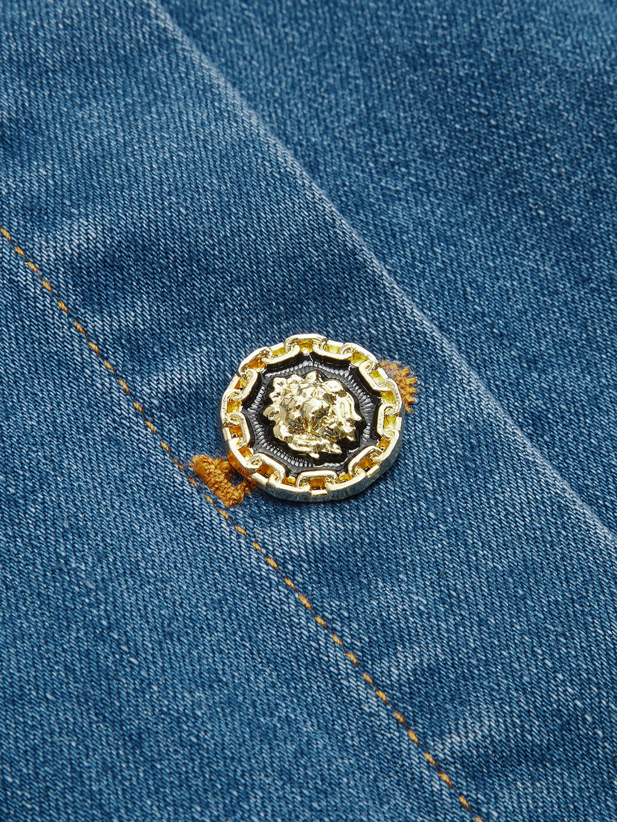 Robe longue en jean à licou boutonnée sur le devant