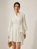 Gepunktetes Wickel-Minikleid mit Bindegürtel