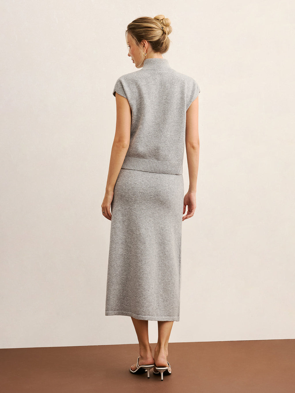 Ensemble haut en maille col montant et jupe midi sans ceinture