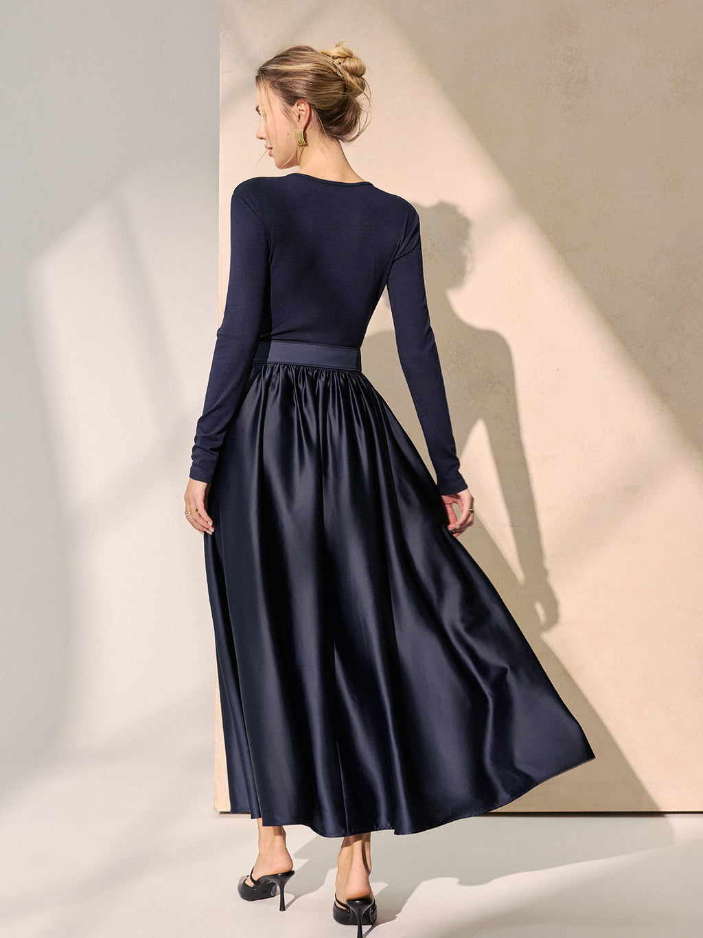 Maxikleid mit V-Ausschnitt, Gürtel und Satin-Einsätzen