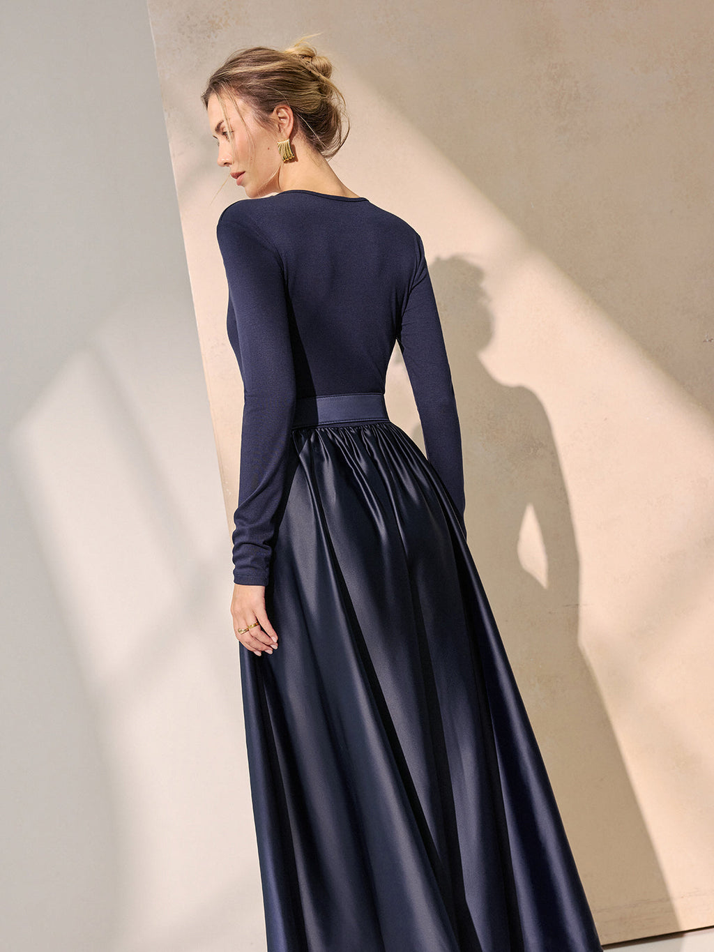 Maxikleid mit V-Ausschnitt, Gürtel und Satin-Einsätzen