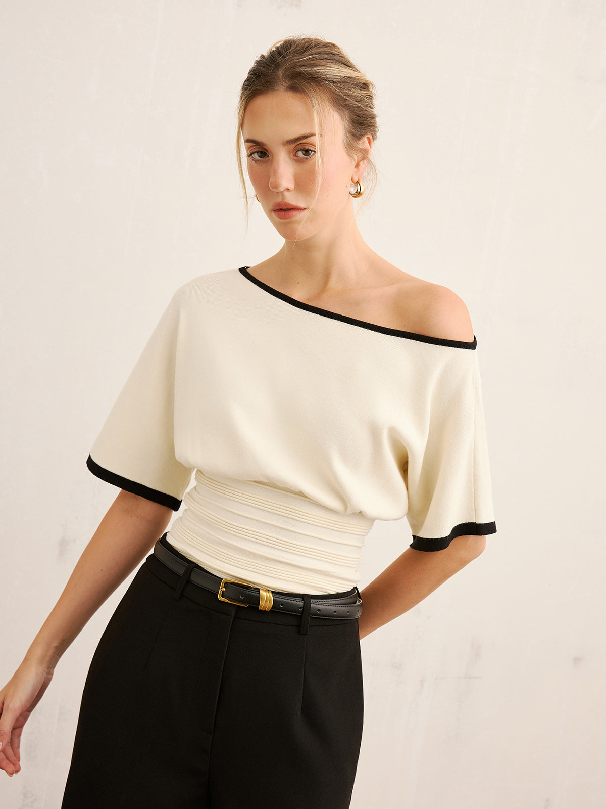 Stricktop mit Kontrastbesatz und geraffter Taille