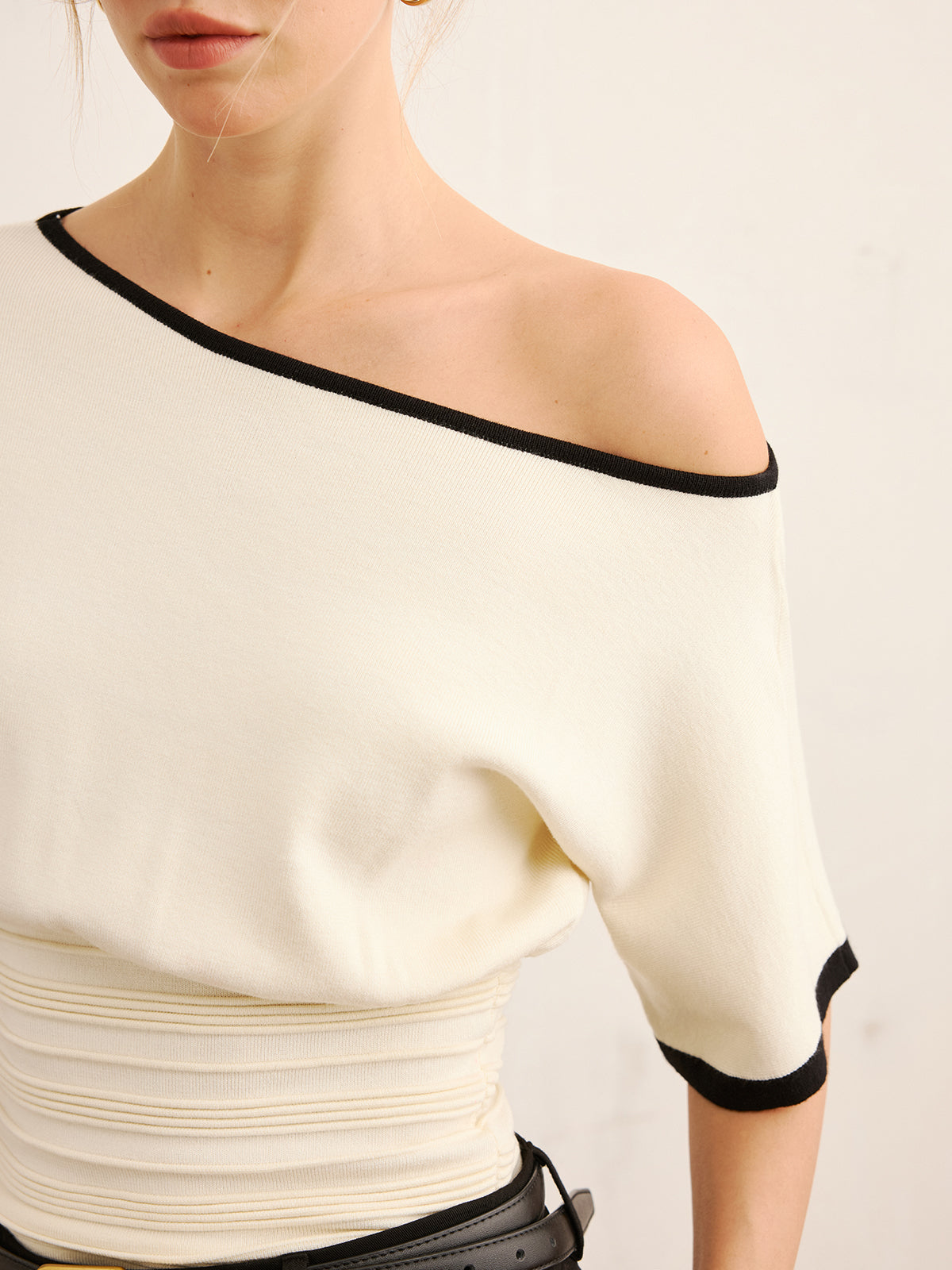 Stricktop mit Kontrastbesatz und geraffter Taille