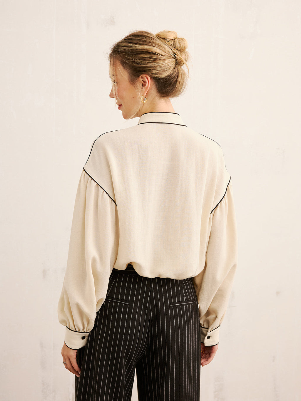 Bluse mit Stehkragen und Kontrastpaspel
