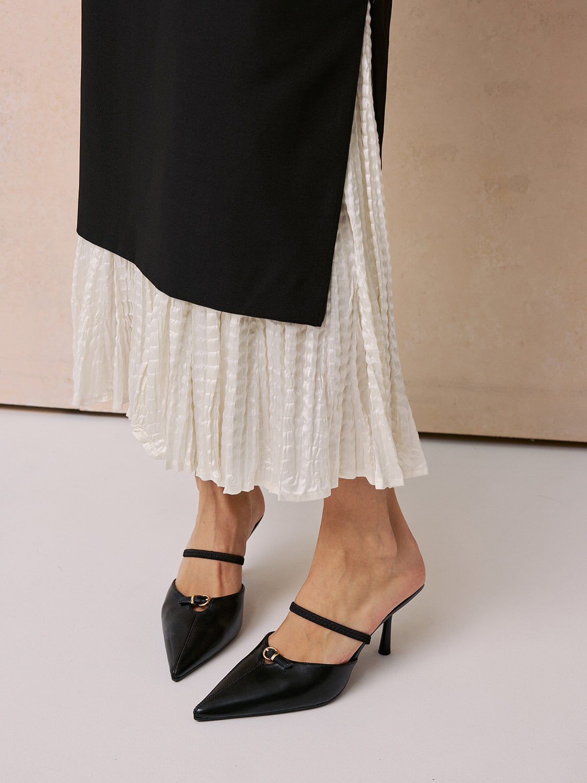 Spitze Slingback-Absatzschuhe mit Schnallendetail