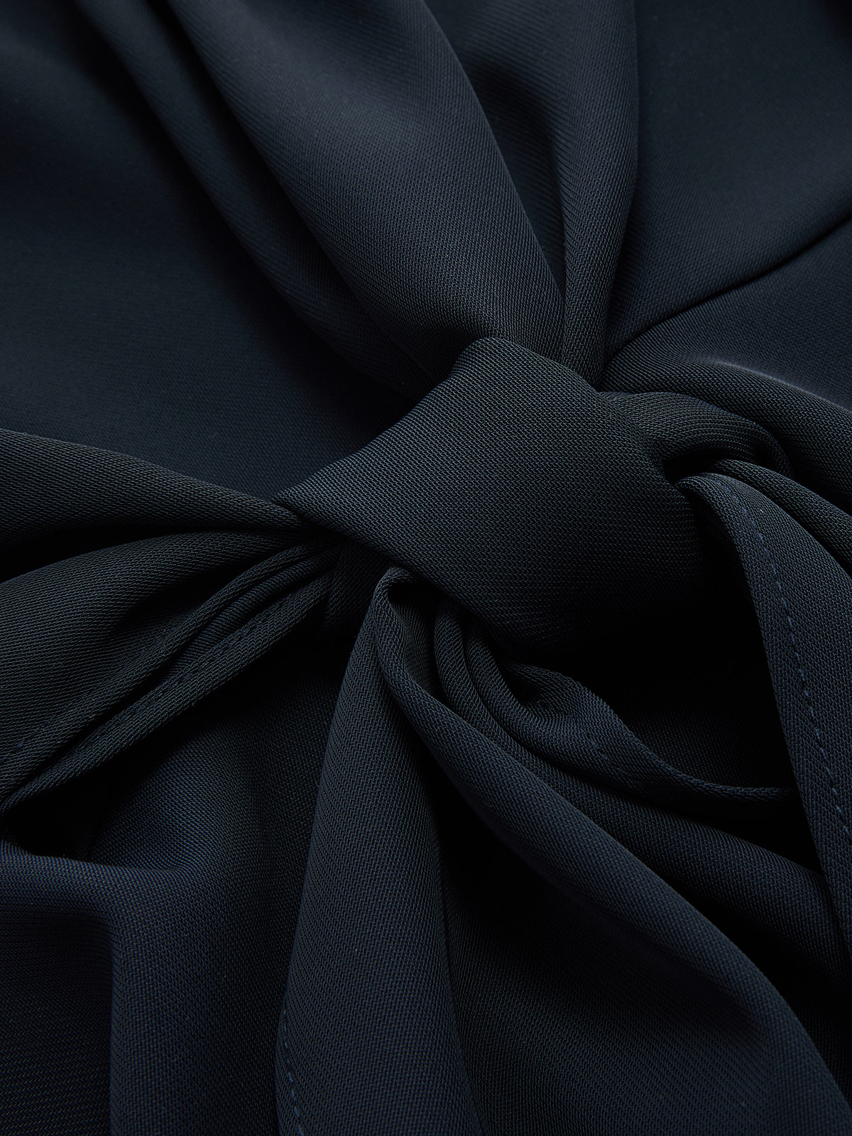 Bluse mit Schlüssellochausschnitt und Bindegürtel