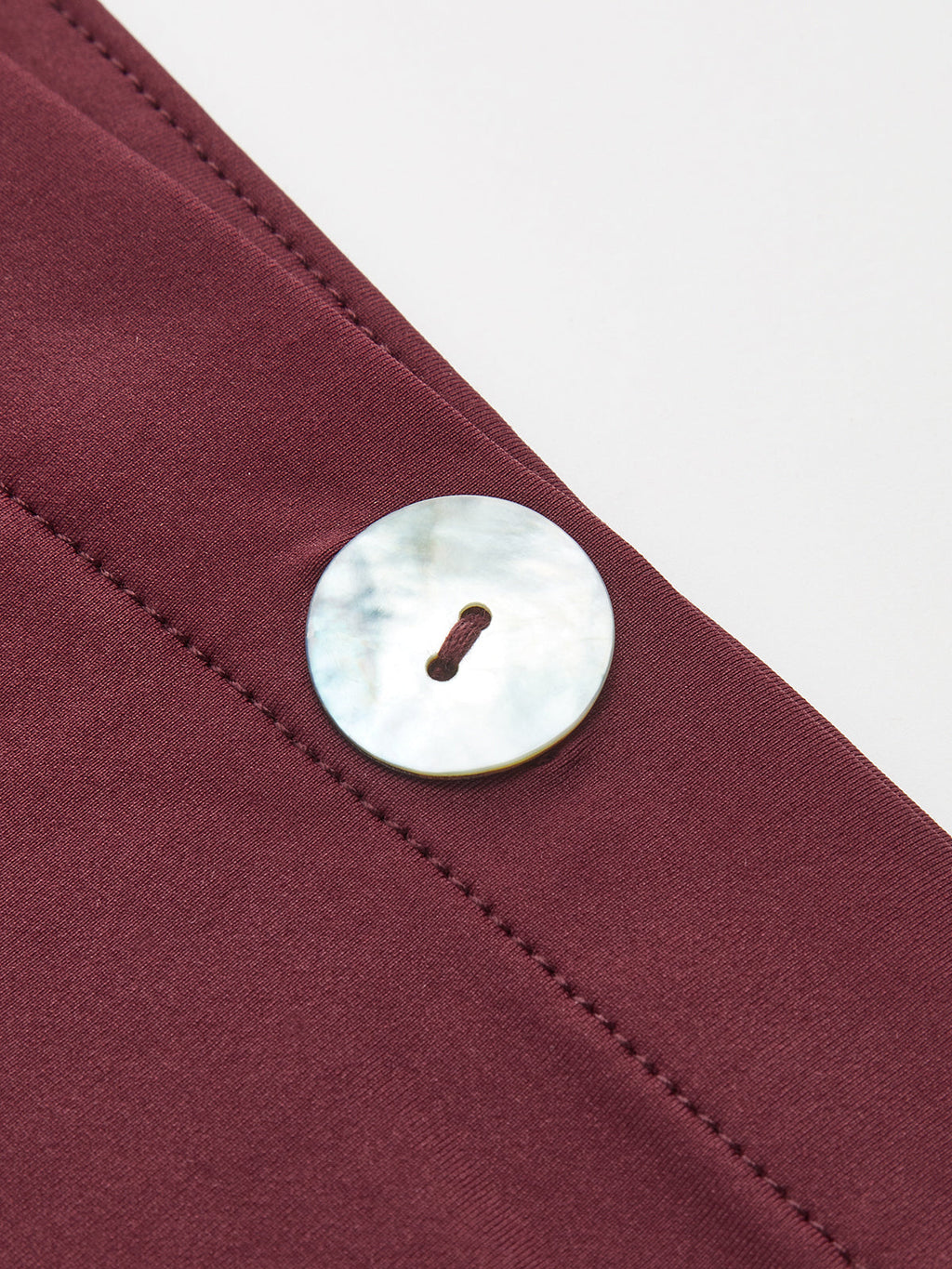 Asymmetrisches schulterfreies Oberteil mit Knopfdetails