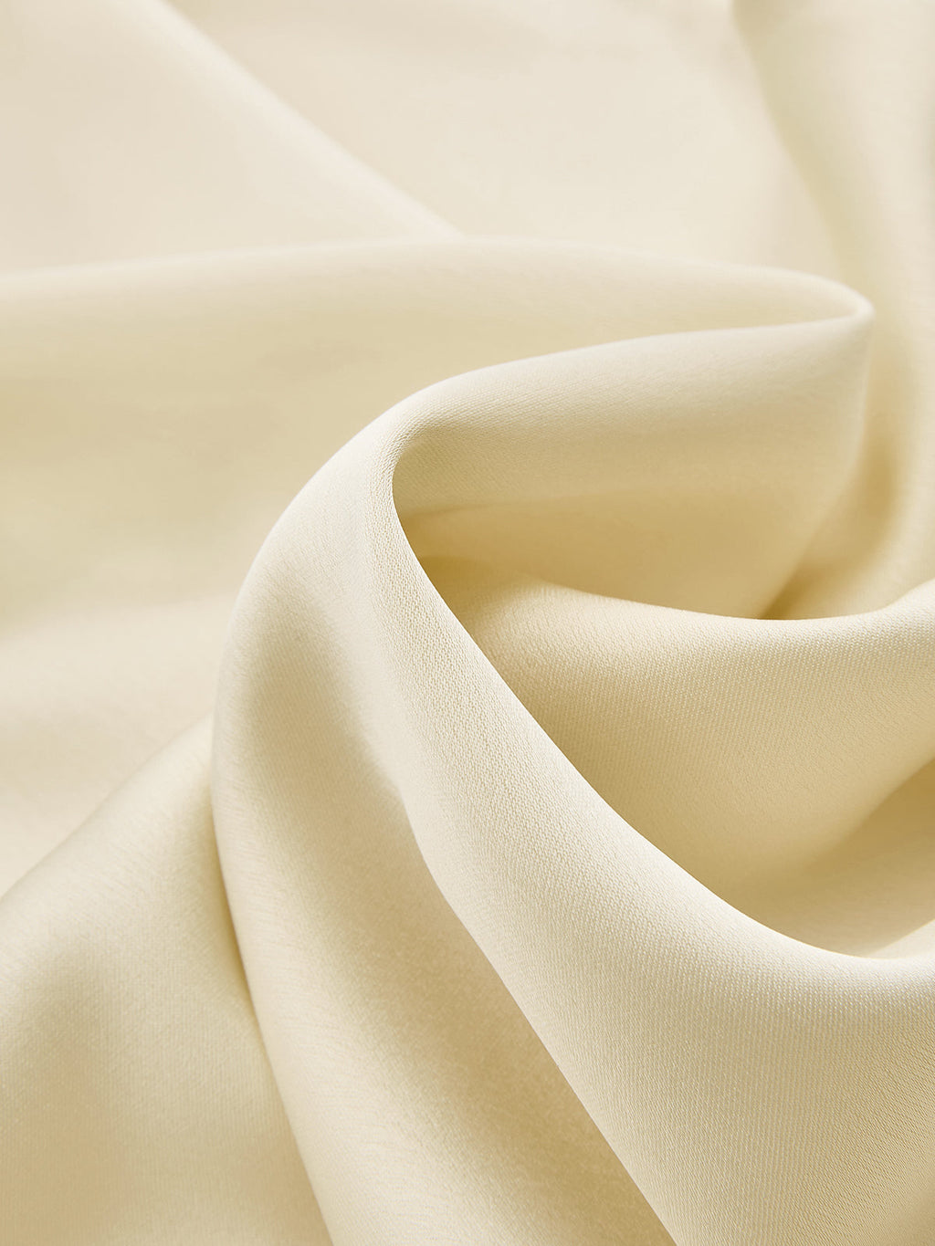 Mini-robe sans manches en satin bordée de dentelle