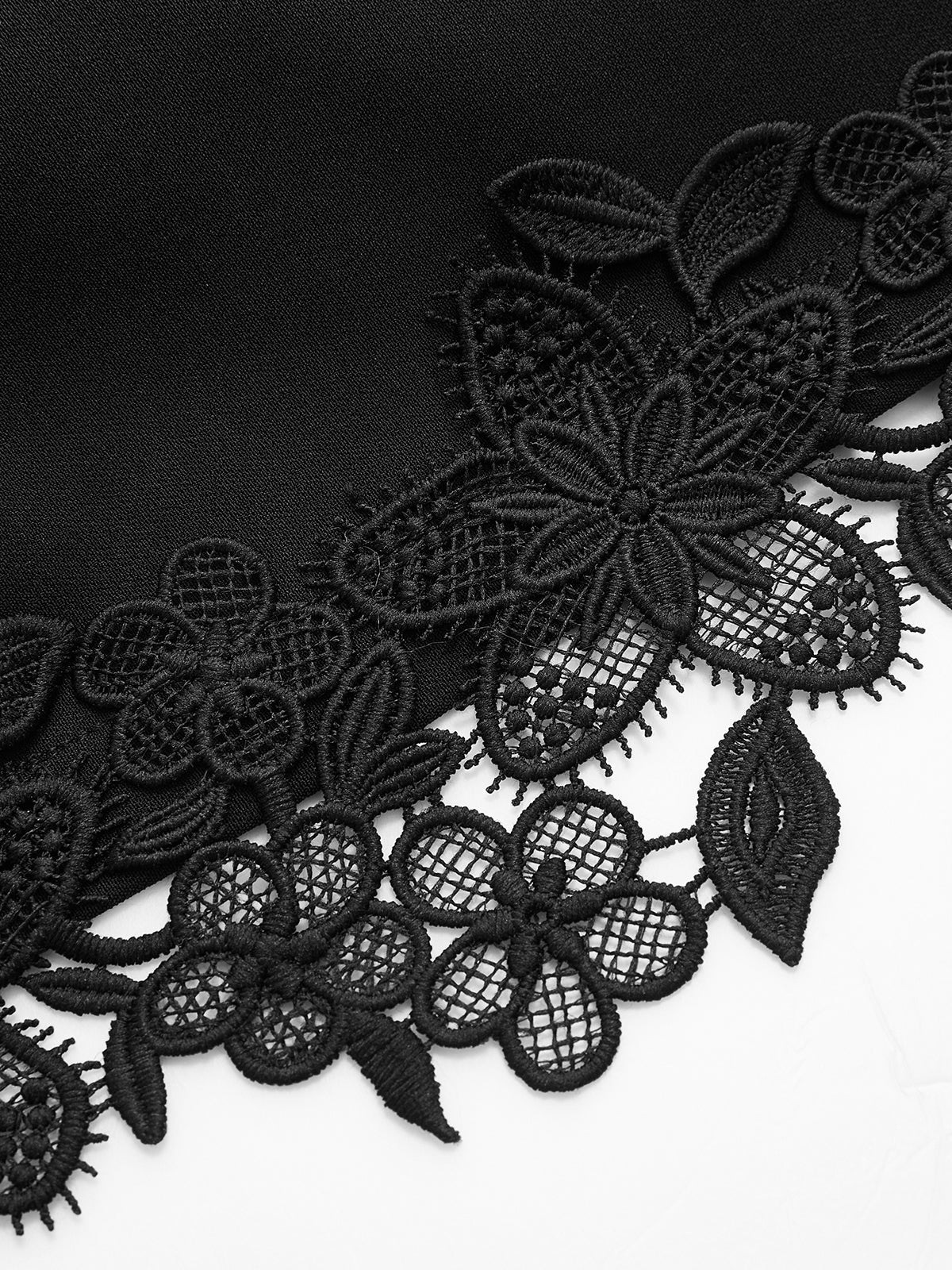 Ensemble crop top sans manches bordé de dentelle et short