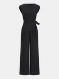 Gestreifter Jumpsuit mit weitem Bein und Bindegürtel