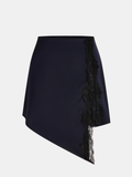 Asymmetrischer Minirock aus Satin mit Spitzenbesatz
