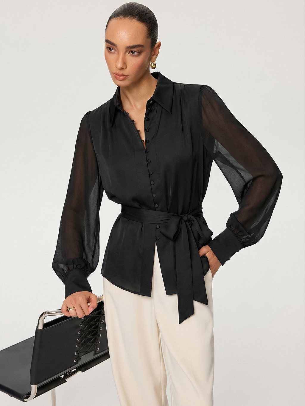 Transparente Satinbluse mit langen Ärmeln und Bindegürtel