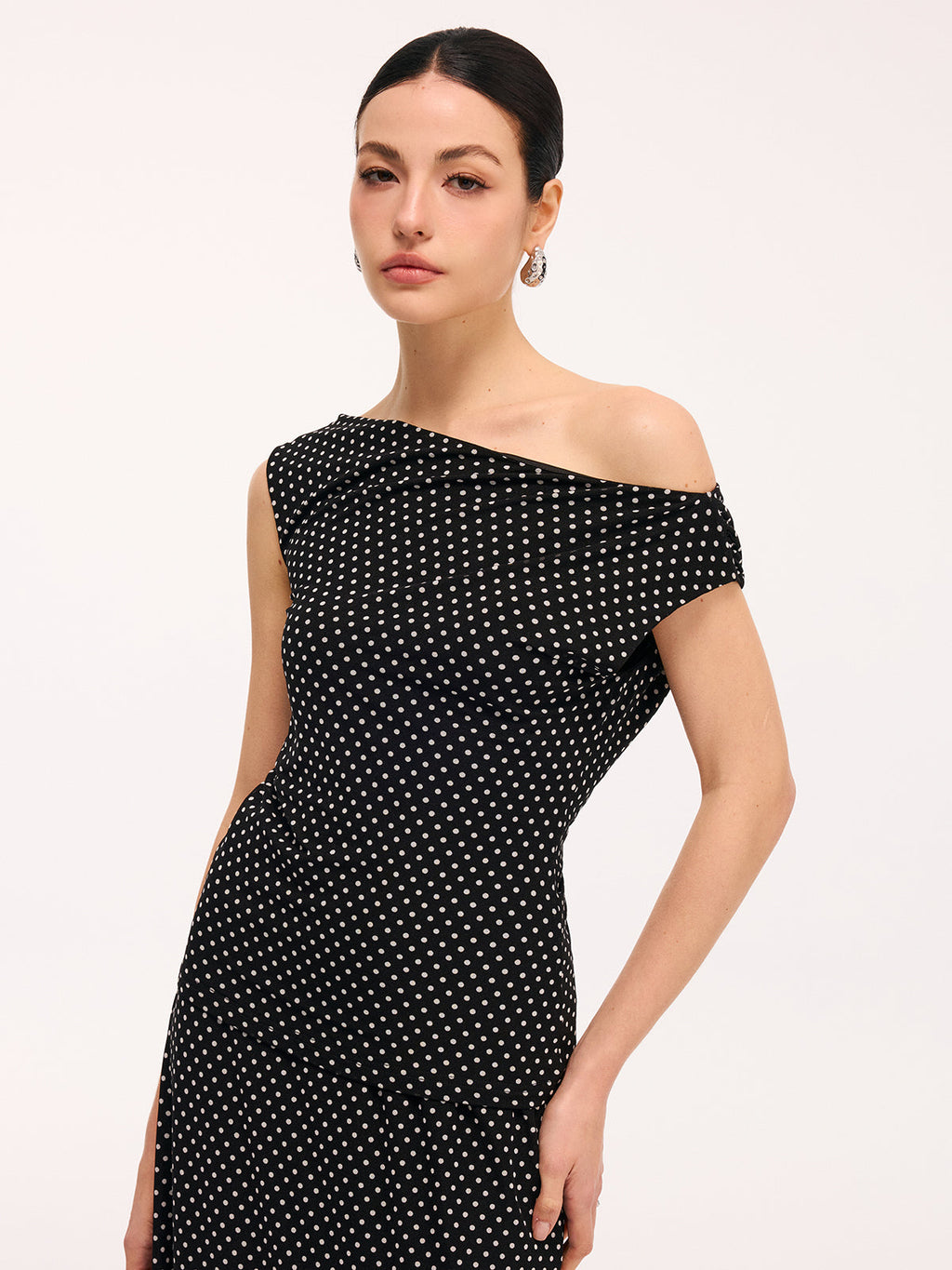 Ensemble top à pois asymétrique et jupe longue
