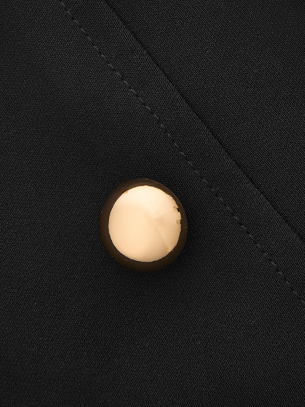 Robe courte sans manches à ourlet plissé et détails boutonnés
