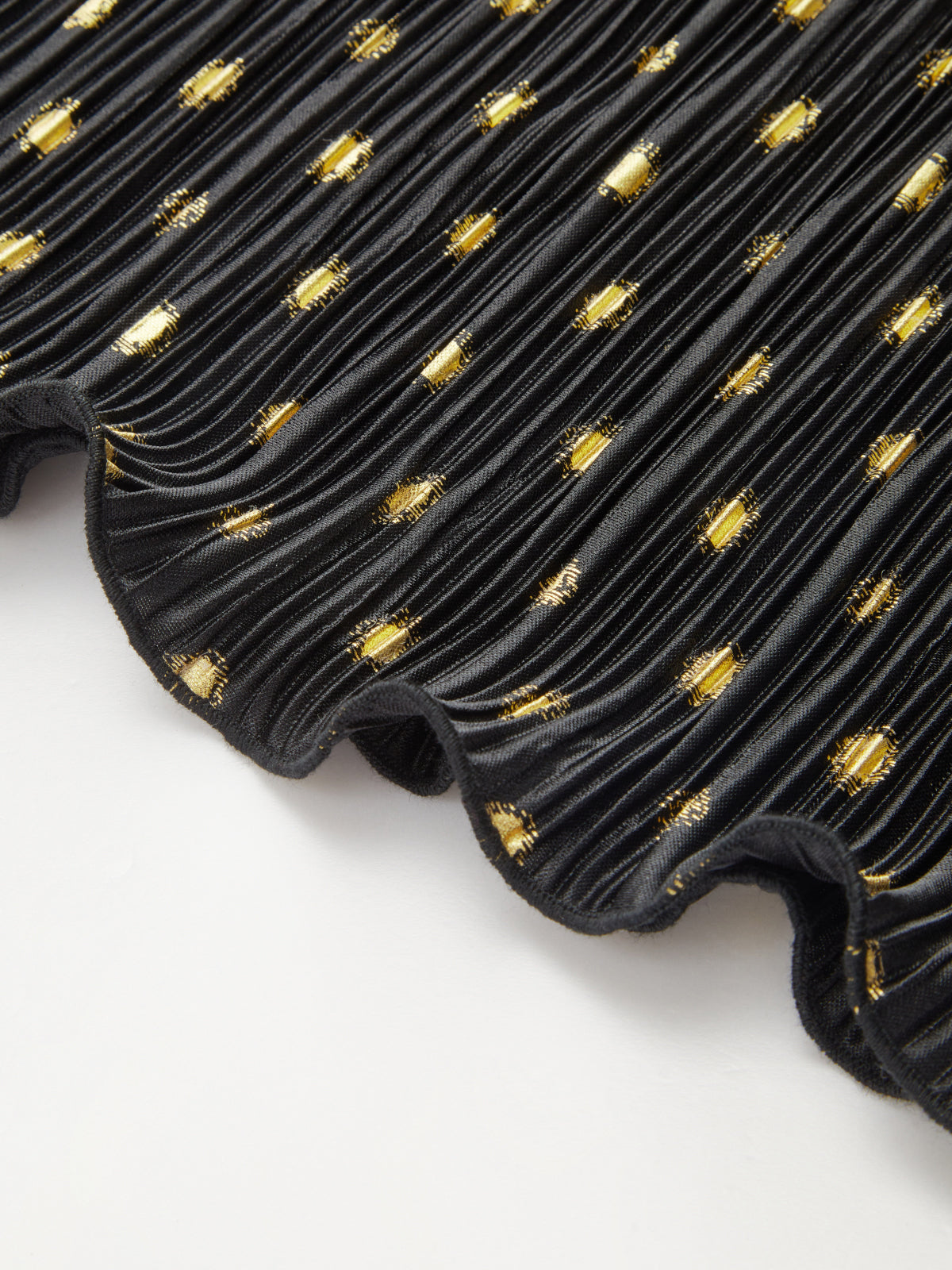 Mini-robe plissée à pois et épaules dénudées