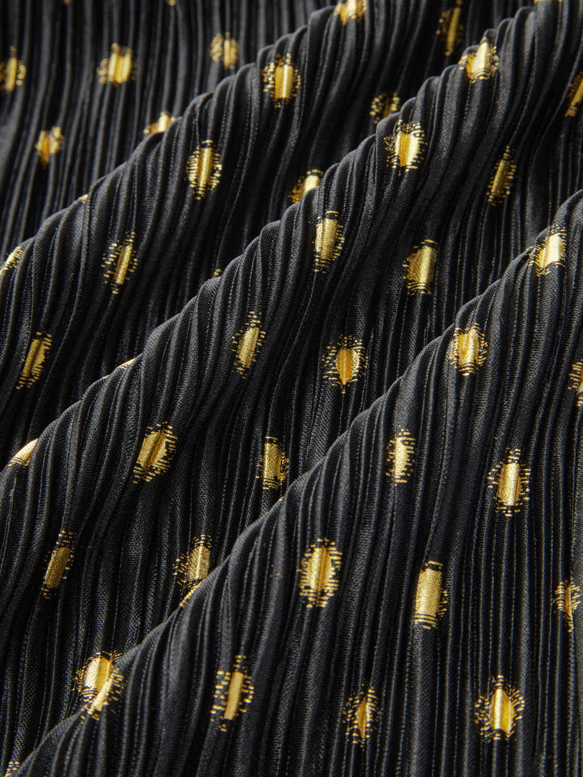 Mini-robe plissée à pois et épaules dénudées