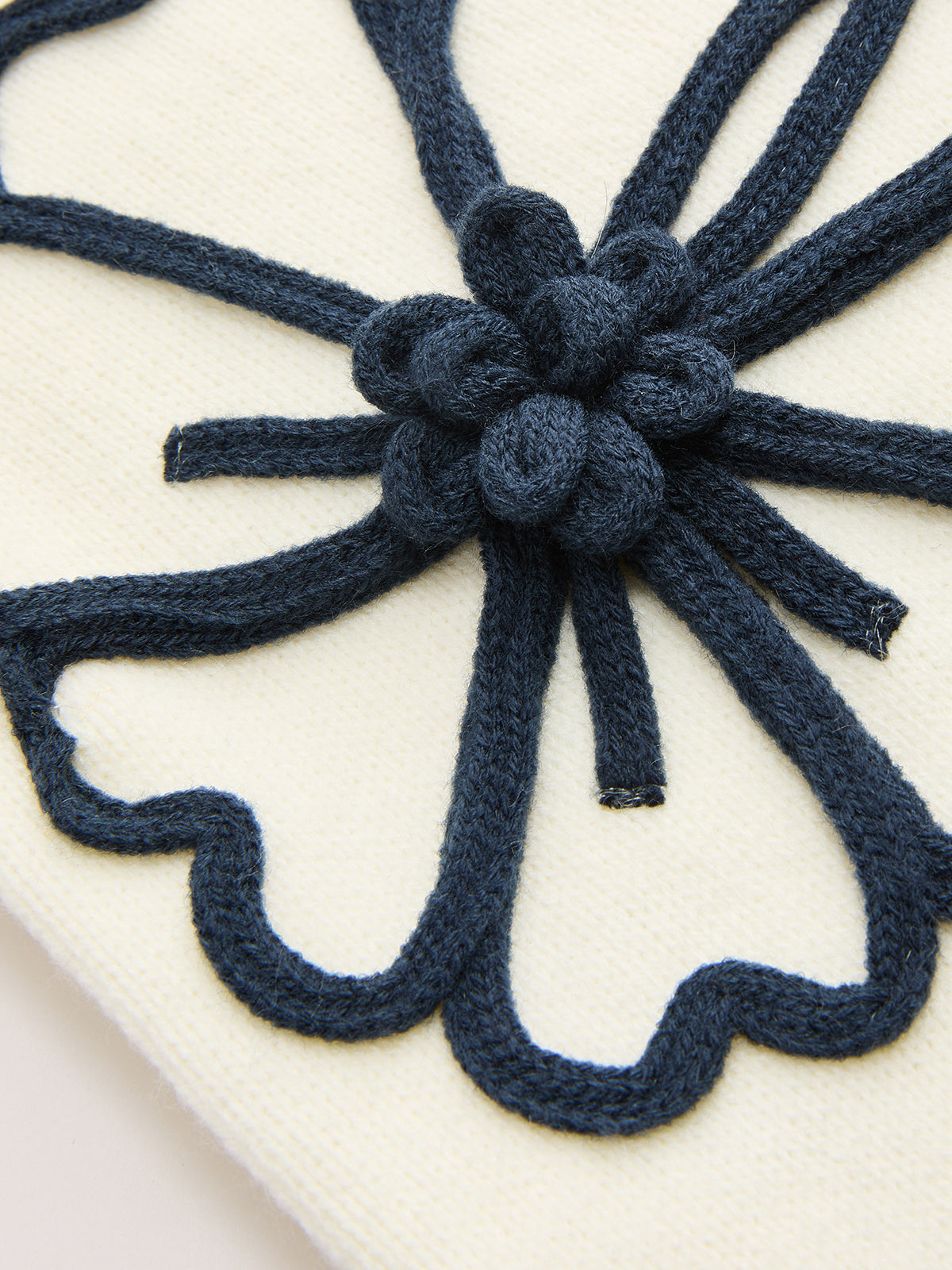 Gestrickte Weste mit floraler 3D-Applikation