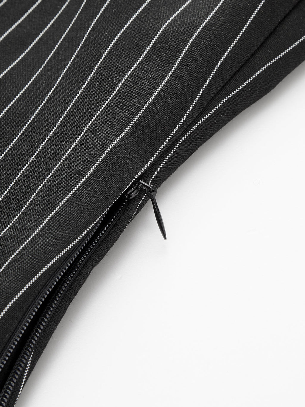 Nadelstreifen-Neckholder-Top und weite Hose