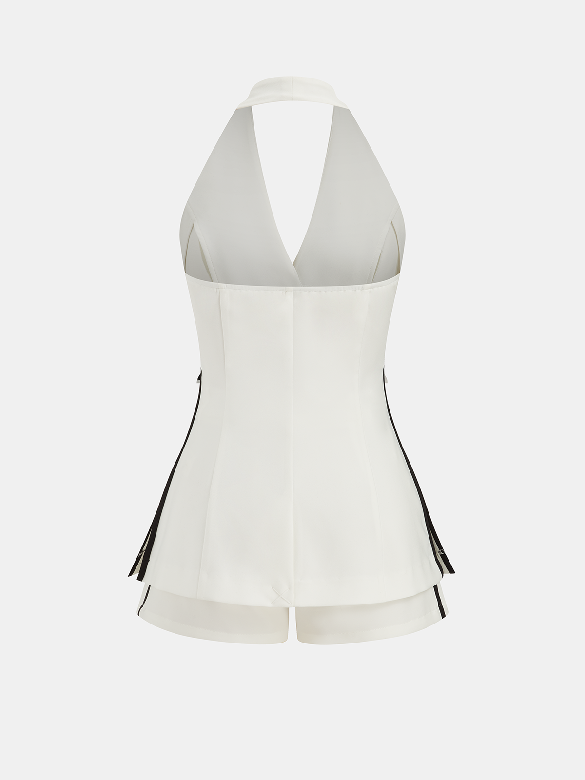 Ensemble haut dos nu et short avec ceinture et bordures contrastantes