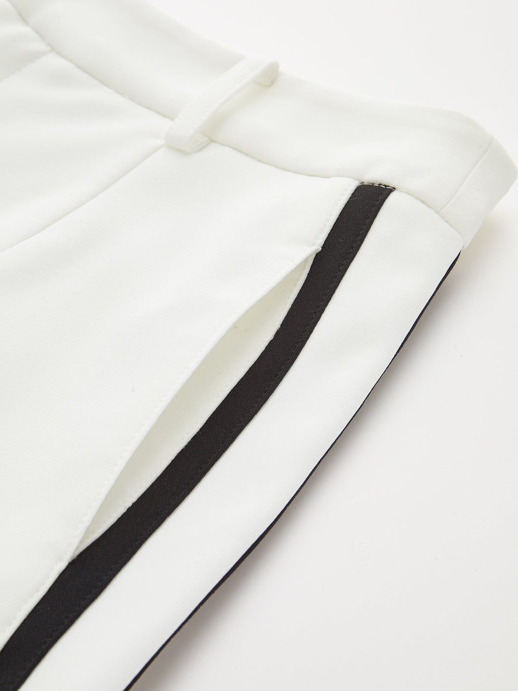 Set aus Neckholder-Top und Shorts mit Kontrastbesatz und Gürtel