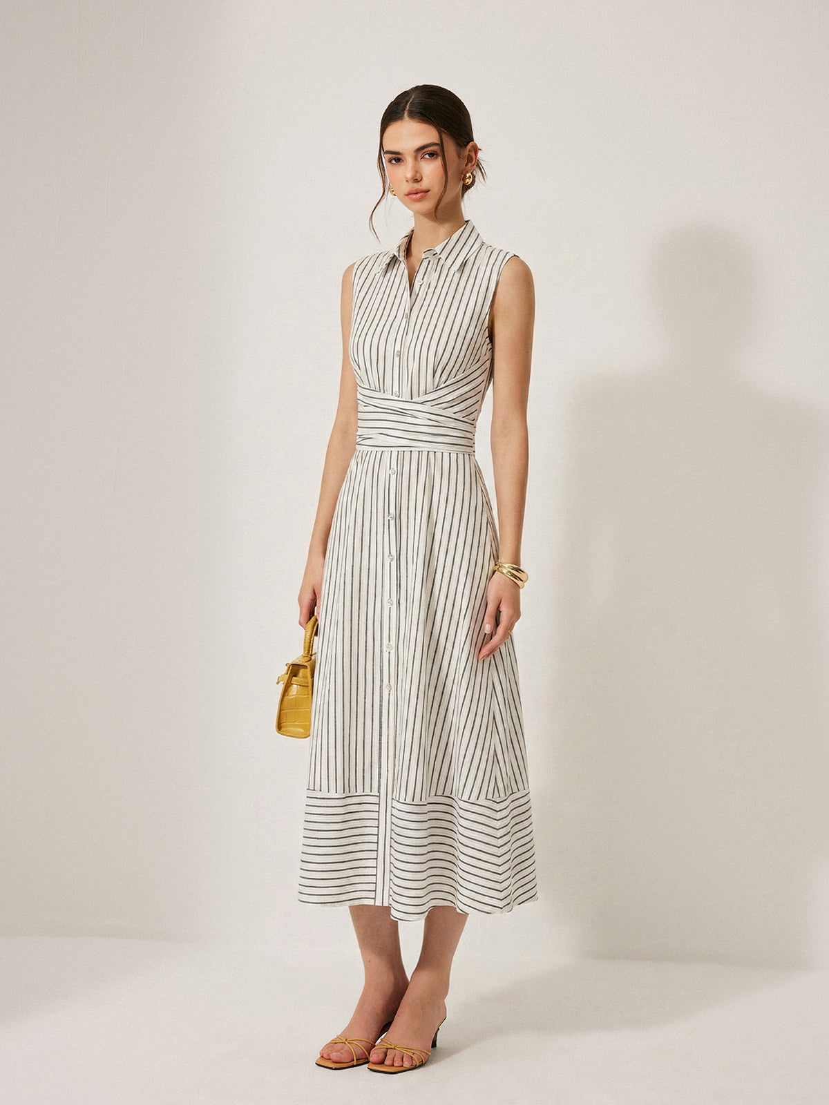 Robe midi sans manches rayée à col et ceinture à nouer