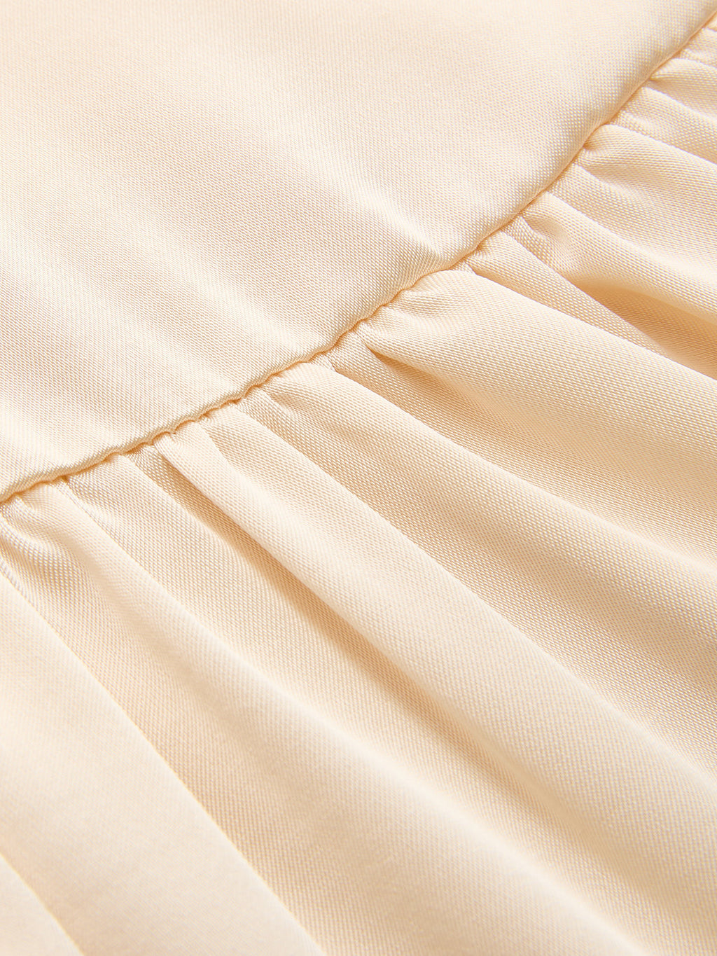 Ärmelloses Midikleid aus Satin mit Raffung und Schlitz