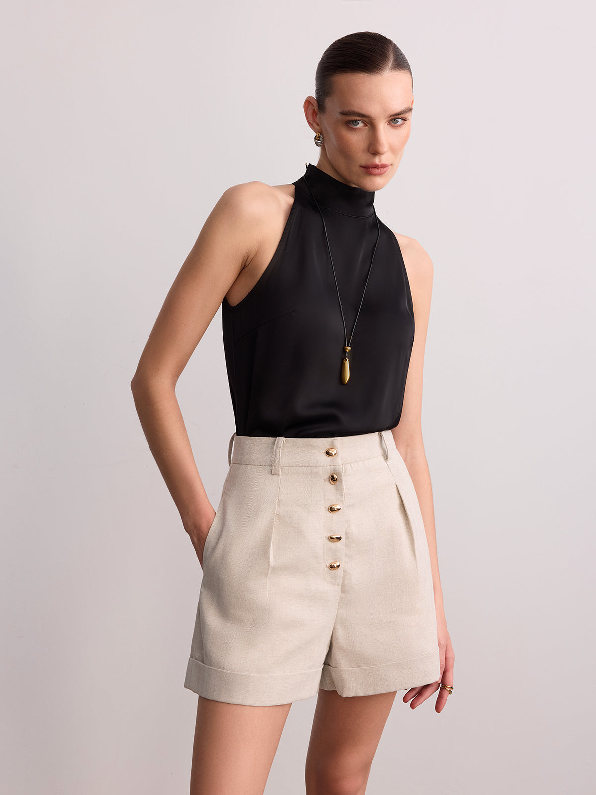 Shorts en coton et lin à revers avec boutons métalliques