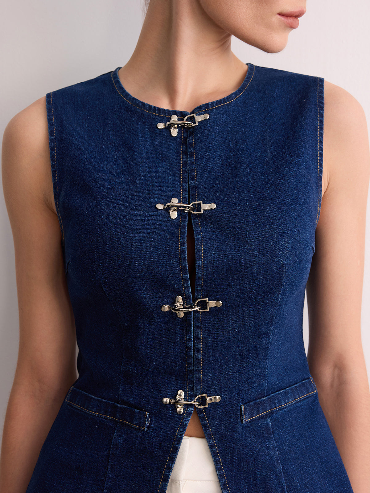 Gilet sans manches en jean à boucle
