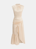 Ärmelloses Midikleid aus Satin mit Raffung und Schlitz