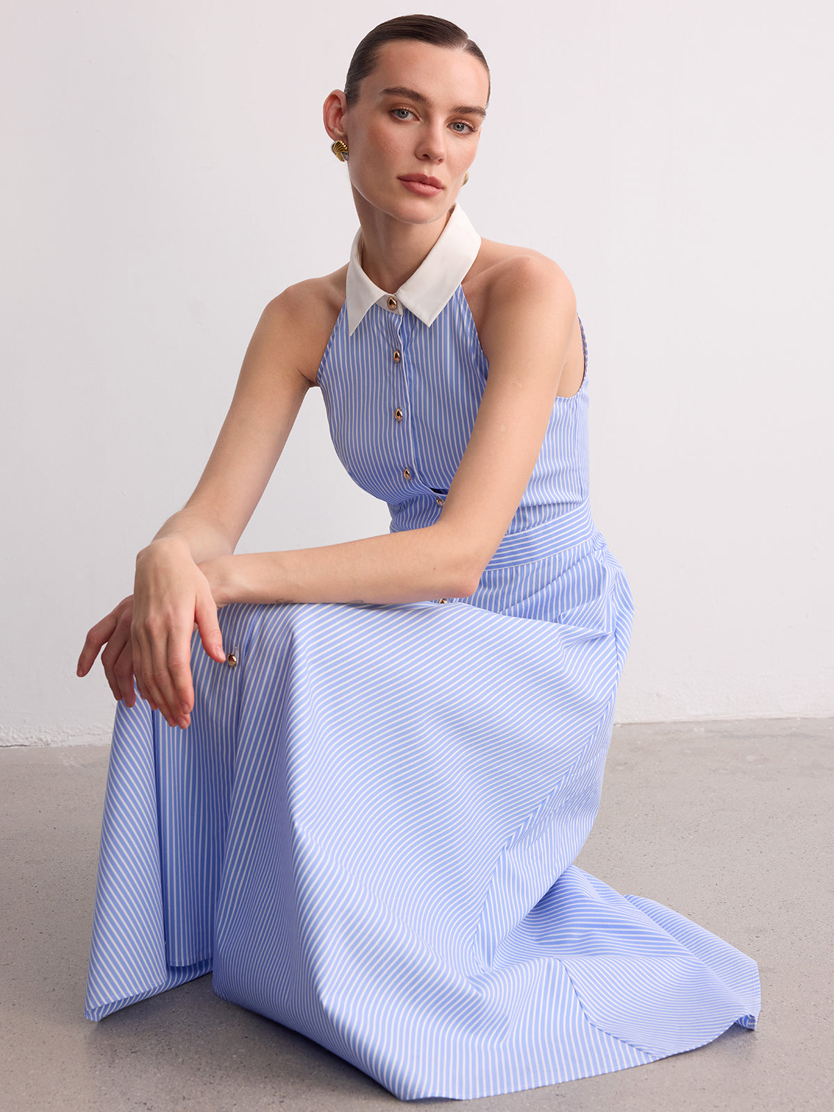 Robe longue boutonnée sans manches rayée à col