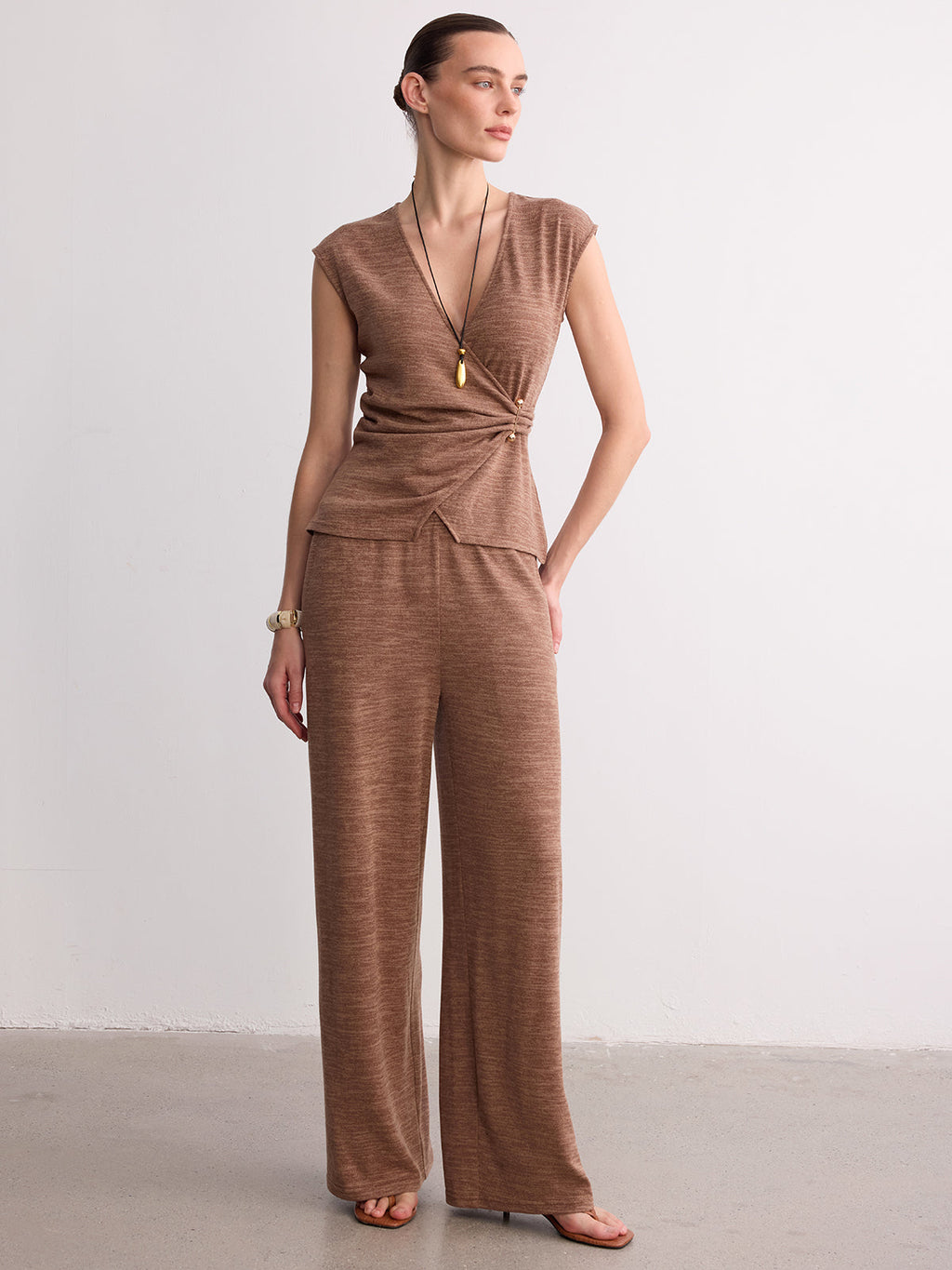 Ärmelloses Stricktop mit Wickeldetail & Hose