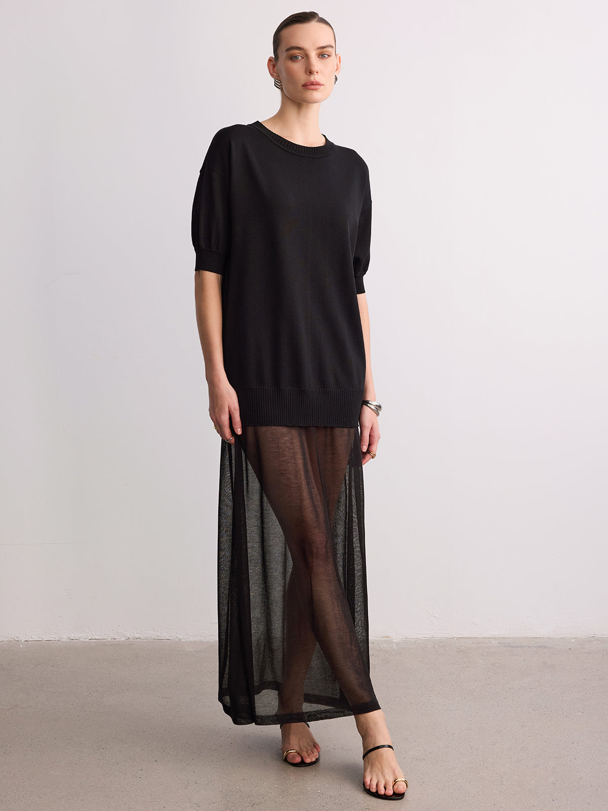 Robe longue en maille à manches courtes et ourlet transparent